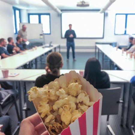 Tüte popcorn während einer Filmpremiere