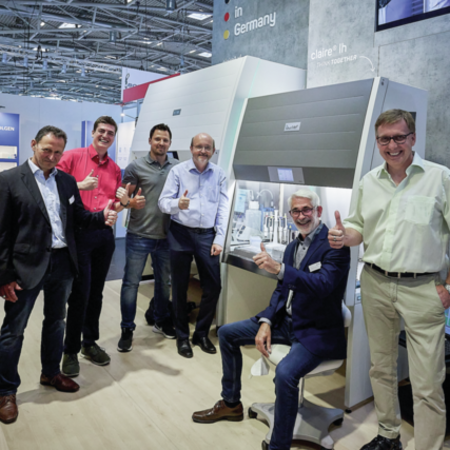 Eine Gruppe von Mitarbeitern waehrend der analytica 2022