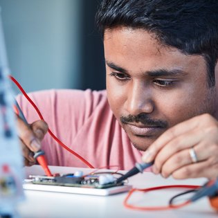 Mitarbeiter arbeitet an Elektronik