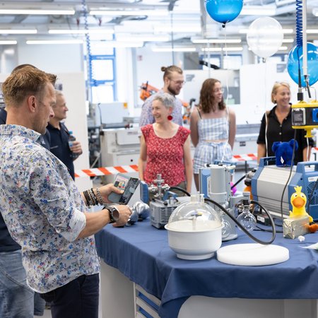 Gruppe von Menschen bekommt Einblicke in Funktionsweise von Vakuum